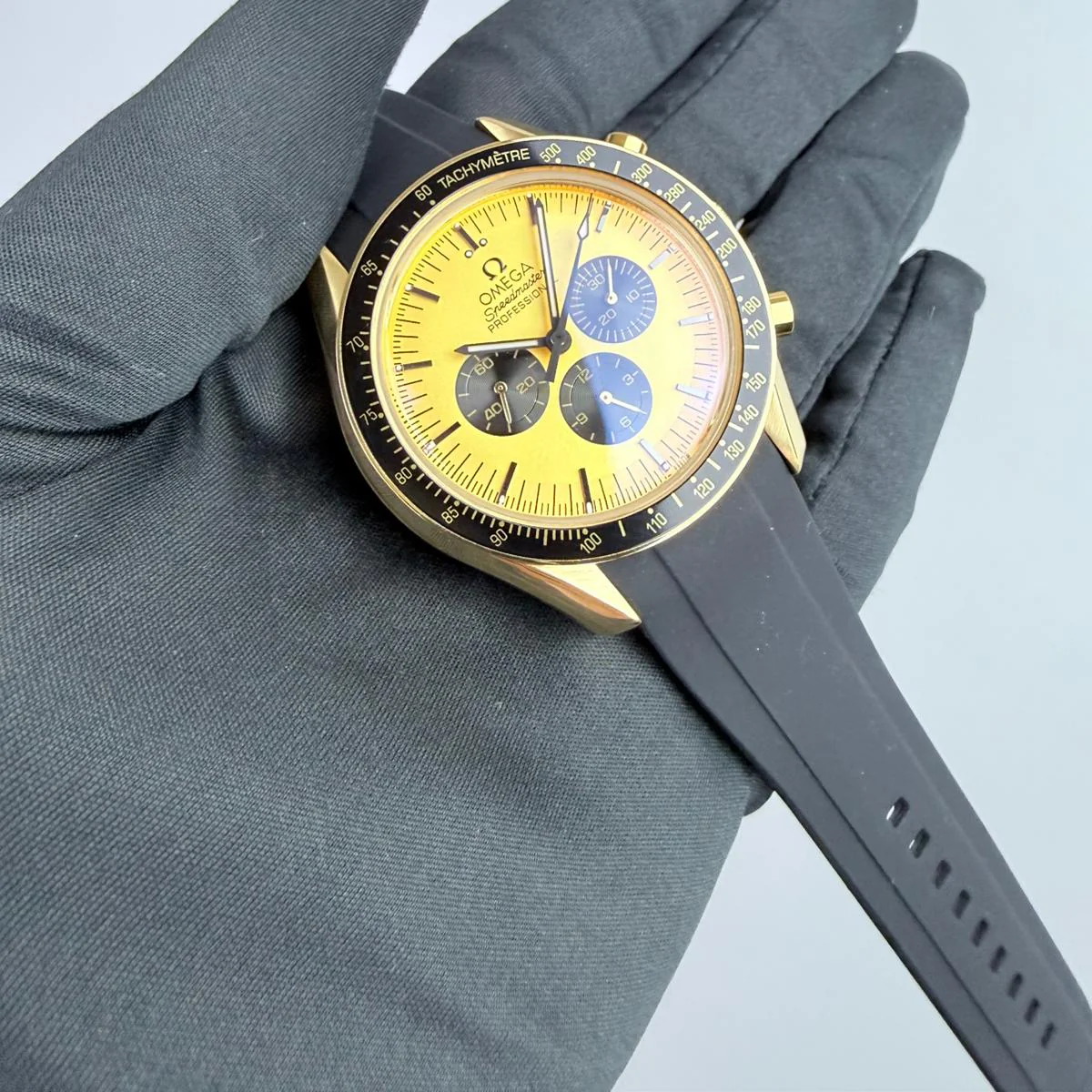 AAA+ Speedmaster Moonwatch Professional Co-Axial Master Chronometer, 42mm Yellow Gold Dial-Rubber Strap (Black Bezel) - Image 2